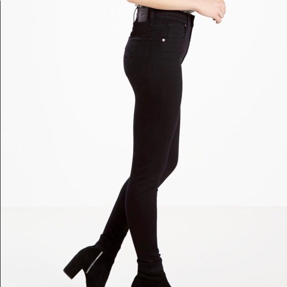 *SOLD* Levi’s Mid Rise Skinnies size 26x32